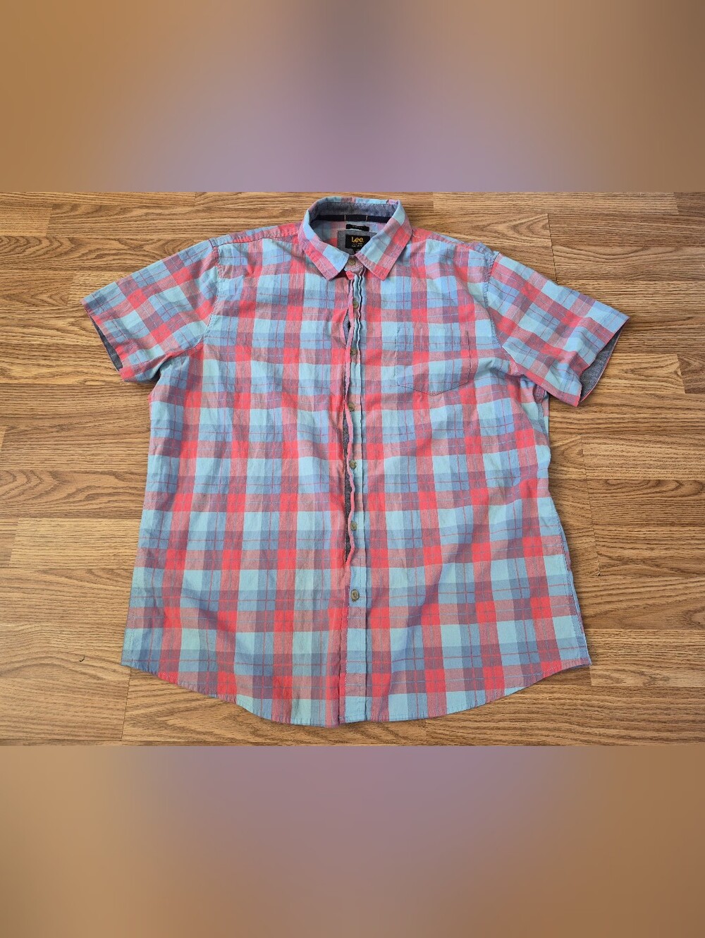 Lee Men's Blue and Red Plaid Short Sleeve Regular Fit Button Down Shirt